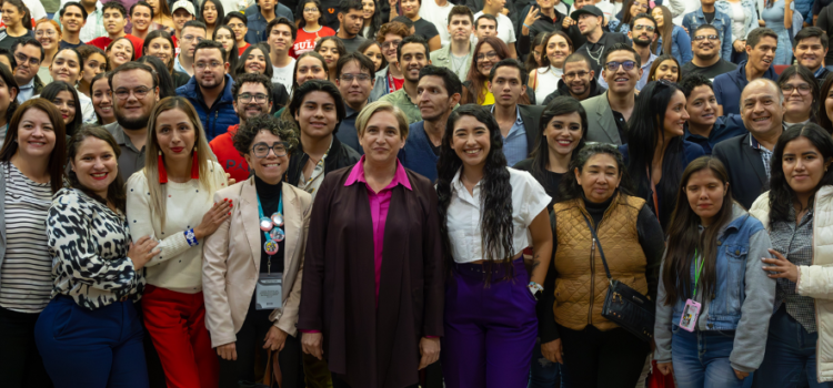 Se reúnen jóvenes estudiantes con la exalcaldesa de Barcelona Ada Colau para discutir “Otra forma de hacer política es posible” Se reúnen jóvenes estudiantes con la exalcaldesa de Barcelona Ada Colau para discutir “Otra forma de hacer política es posible”